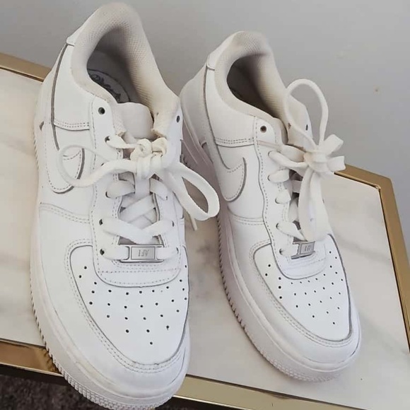 Nike Air Force 1 ‘07 Low White Sneakers Size 6Y - Picture 2 of 10